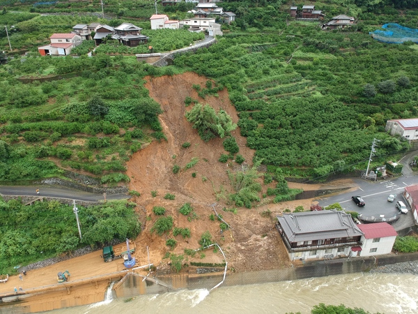 復旧前の土砂崩れ現場（日土町新堂）