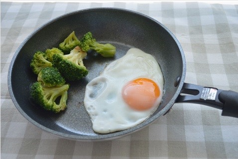 目玉焼きに野菜も添えて